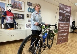 María José Silvestre posa con la bicicleta con la que afrontará el reto.