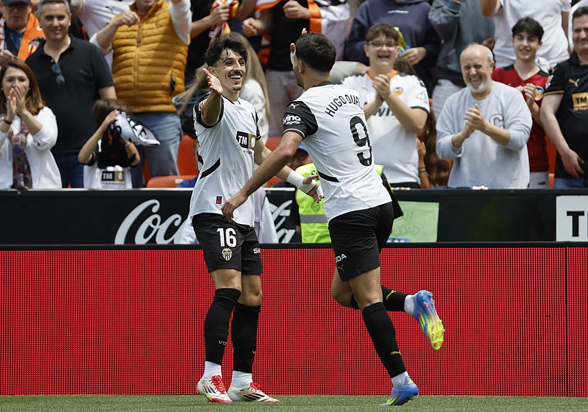 Diego López y Hugo Duro celebran uno de los goles contra el Getafe.