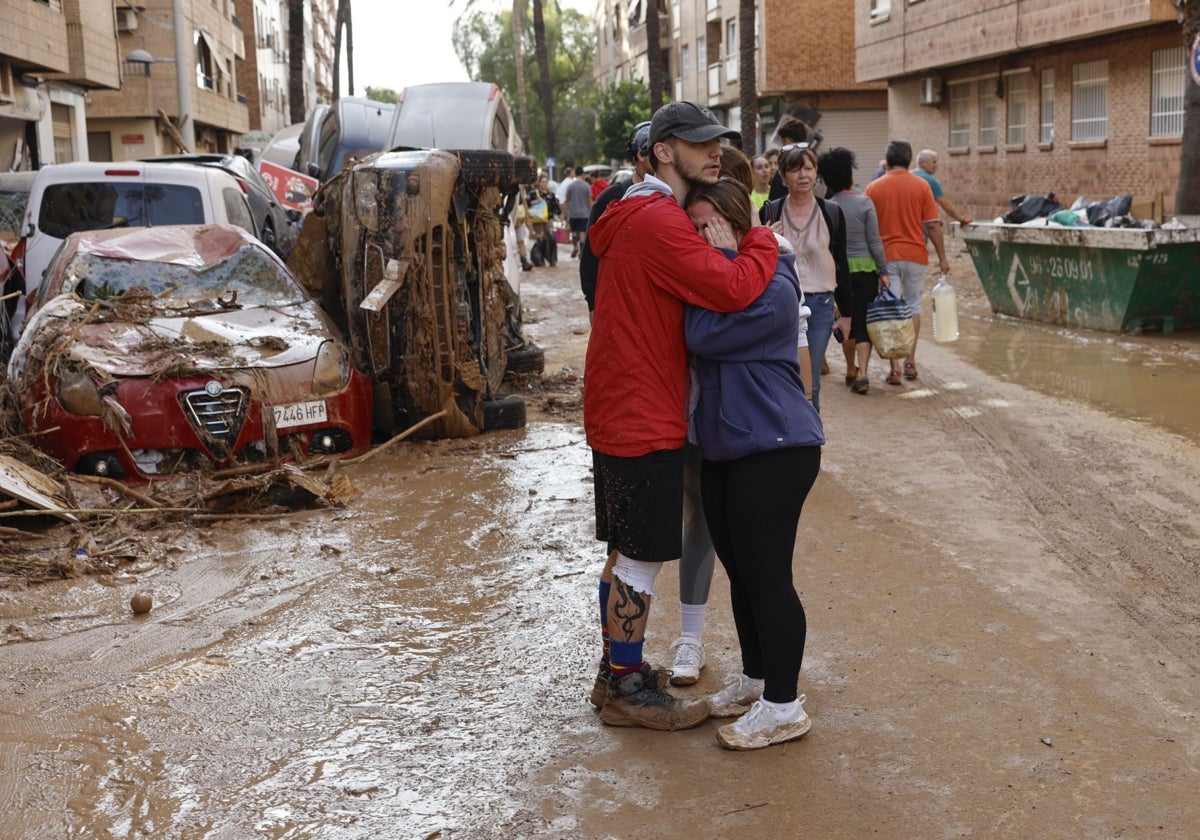 Dos personas se abrazan en Paiporta tras la dana.