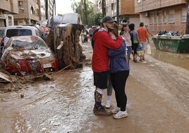 Dos personas se abrazan en Paiporta tras la dana.