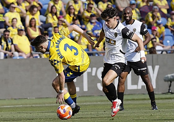 Diego López, ante Mika Mármol, en Las Palmas.