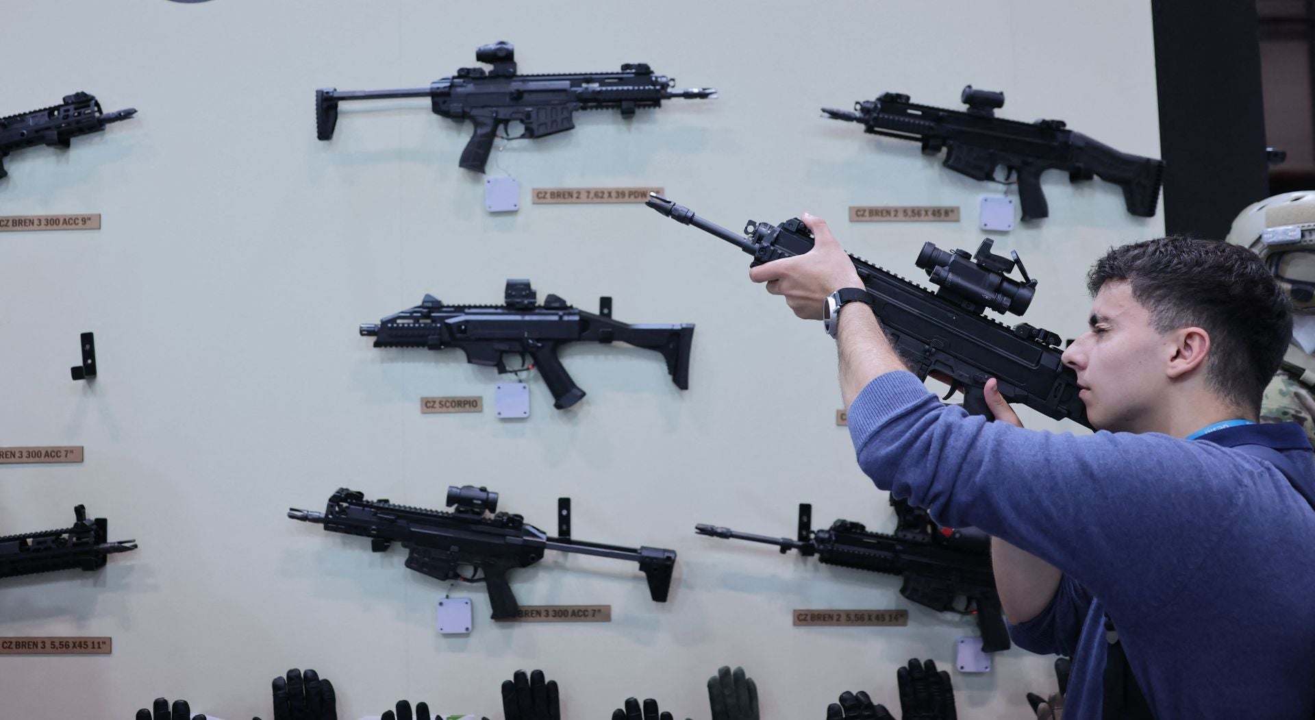 España muestra la última tecnología militar en FEINDEF