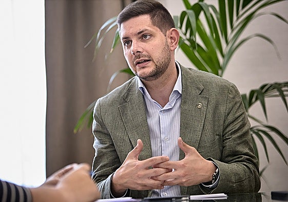 El alcalde de Gandia, durante la entrevista.