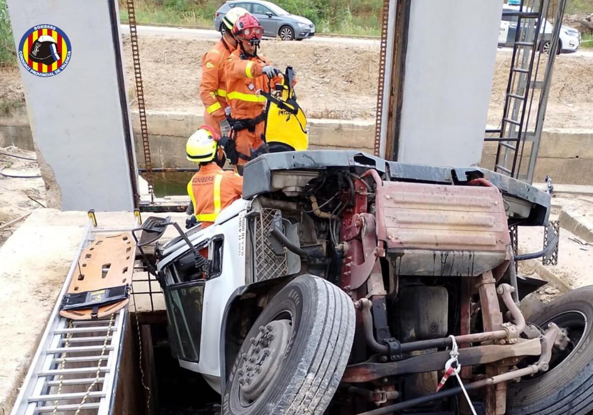 Bomberos auxiliando al conductor.