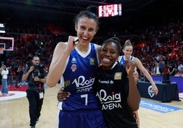 Alba Torrens y Nadia Fingall tras ganar la Liga Endesa