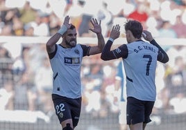 Luis rioja y Canós celebran el gol del Valencia en el partido de la primera vuelta ante el Alavés.