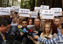 Muñoz y Baldoví, al frente de todos los diputados de izquierda.
