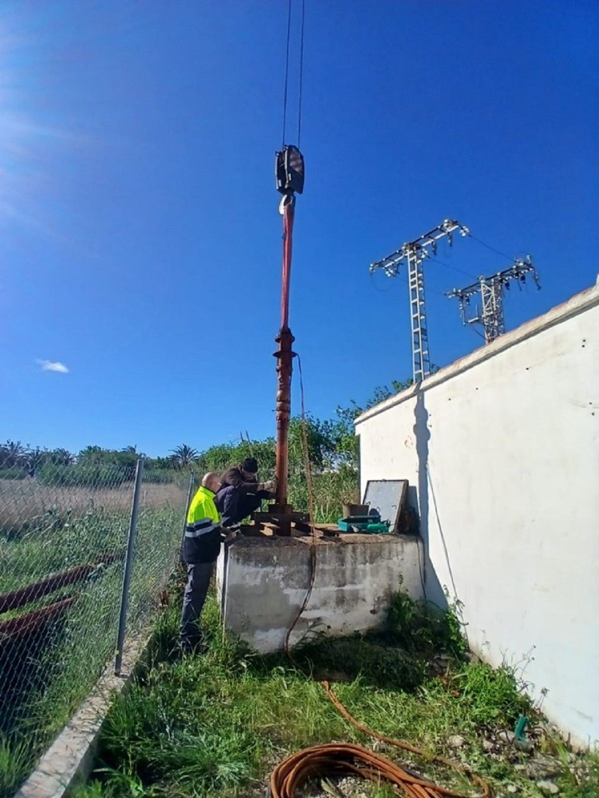 Las tareas de extracción de bomba de uno de los principales pozos de la localidad.