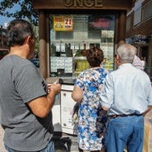 Colas en un quiosco de la ONCE.