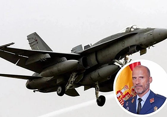 Pablo Estrada, junto a un F-18 como los que pilotaba.