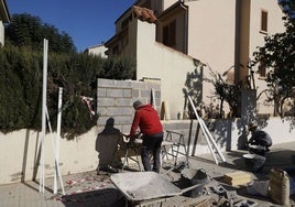 Obras de recuperacion tras la Dana en casas particulares de Paiporta.