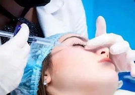 Un tratamiento a una paciente en una clínica de estética.