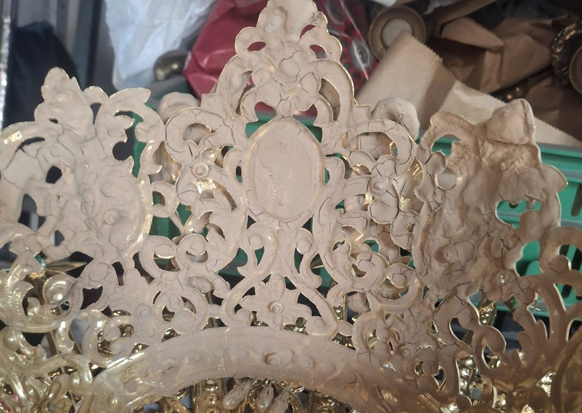 Imagen secundaria 1 - Anda, corona e imagen de la Virgen de los Desamparados de Paiporta, antes de la restauración.