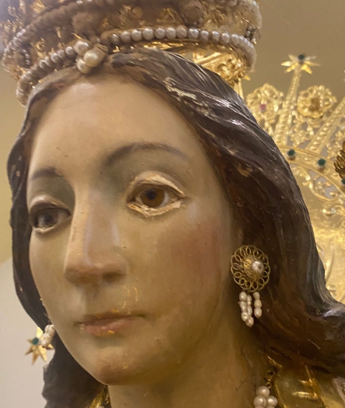 Imagen secundaria 2 - Anda, corona e imagen de la Virgen de los Desamparados de Paiporta, antes de la restauración.