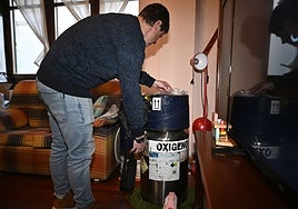 Un paciente con una bombona de oxígeno en su casa.