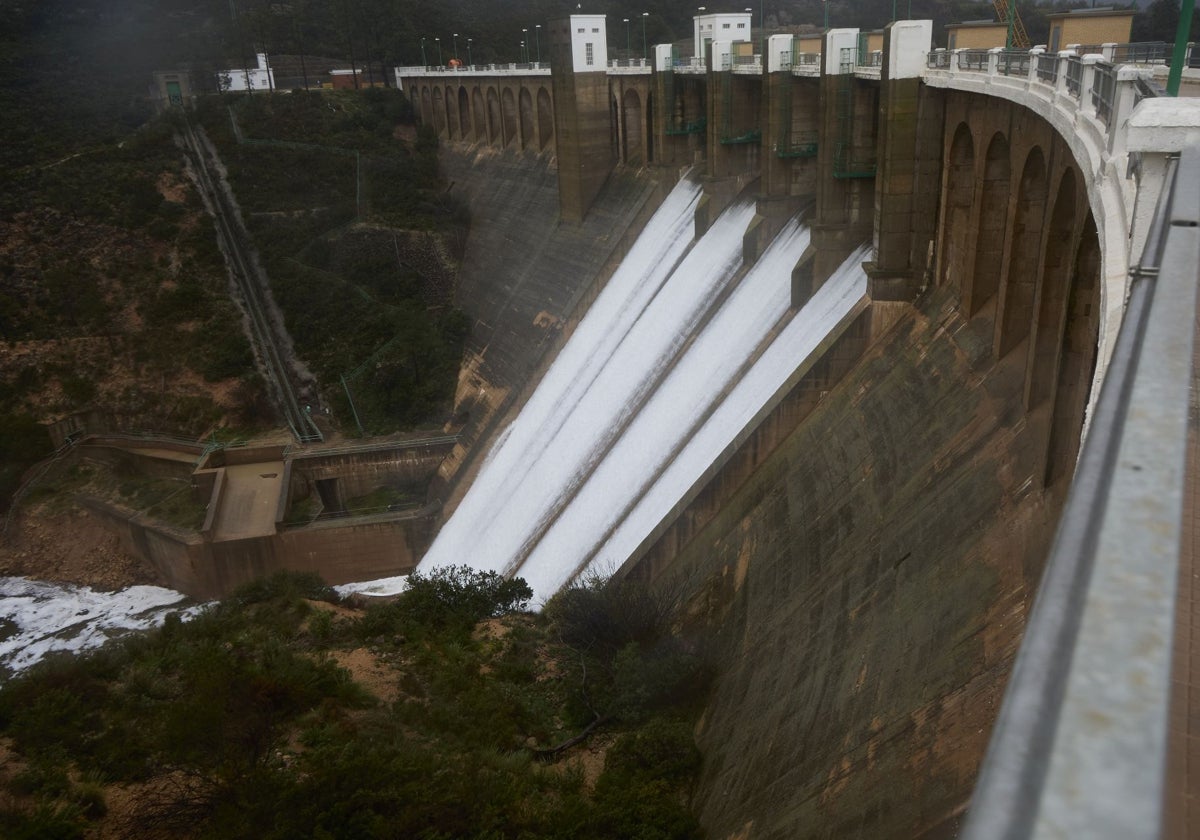 Imagen de la presa de Forata aliviando agua tras la dana.