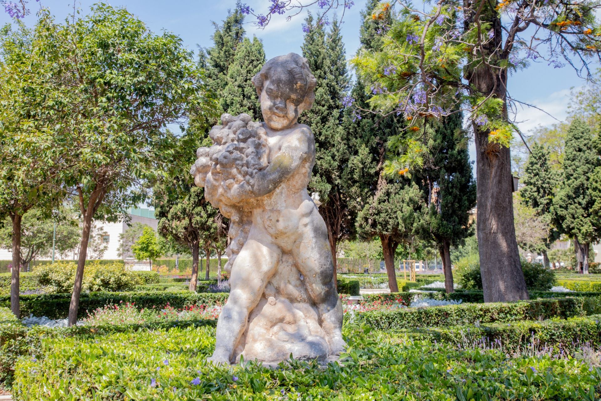 FOTOS | Dejadez y desperfectos en los jardines de Viveros de Valencia