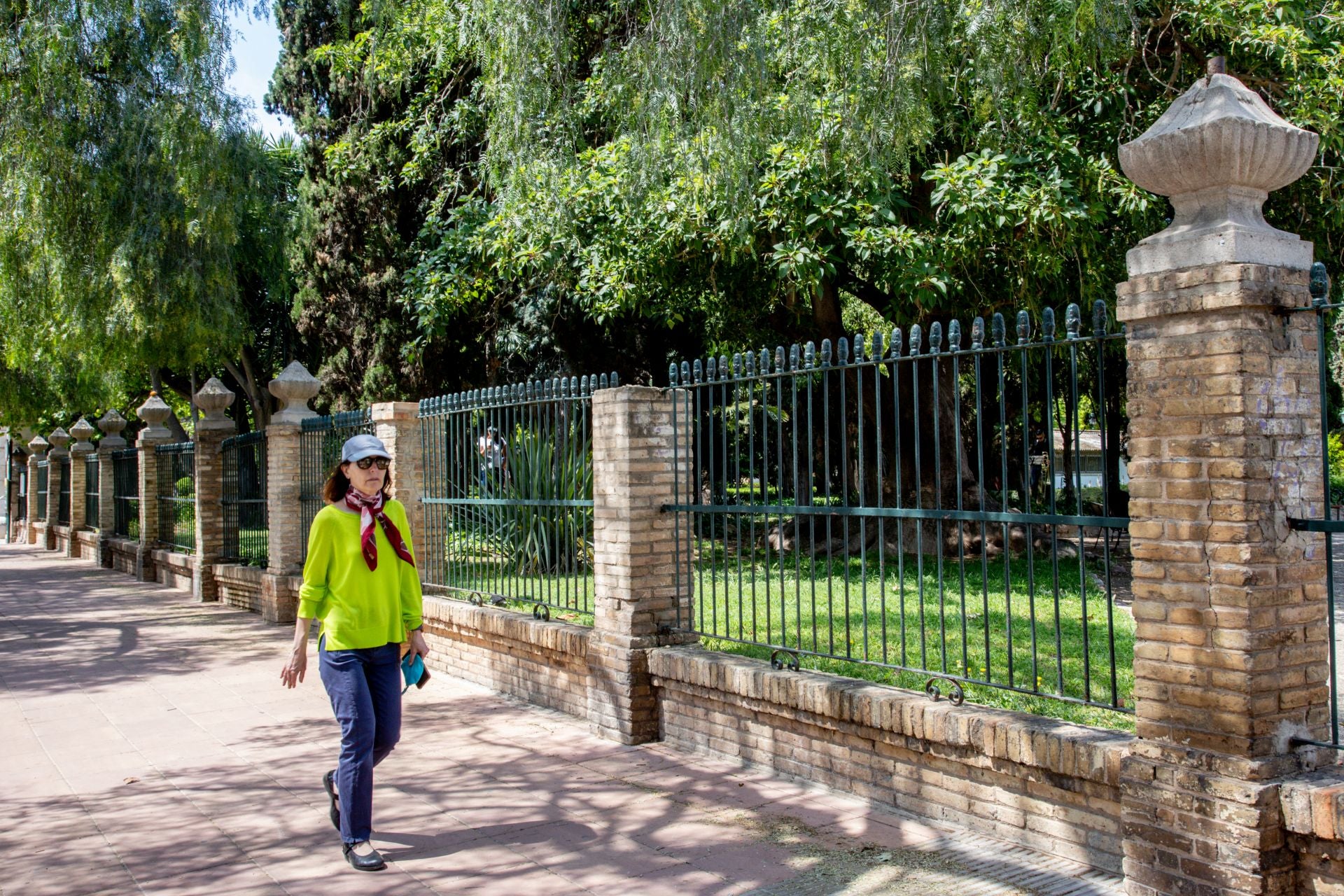 FOTOS | Dejadez y desperfectos en los jardines de Viveros de Valencia