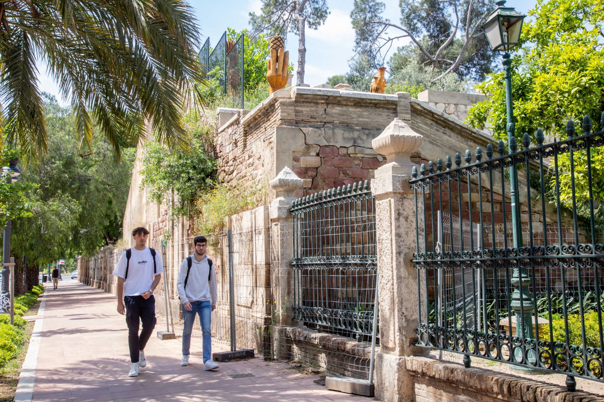 FOTOS | Dejadez y desperfectos en los jardines de Viveros de Valencia