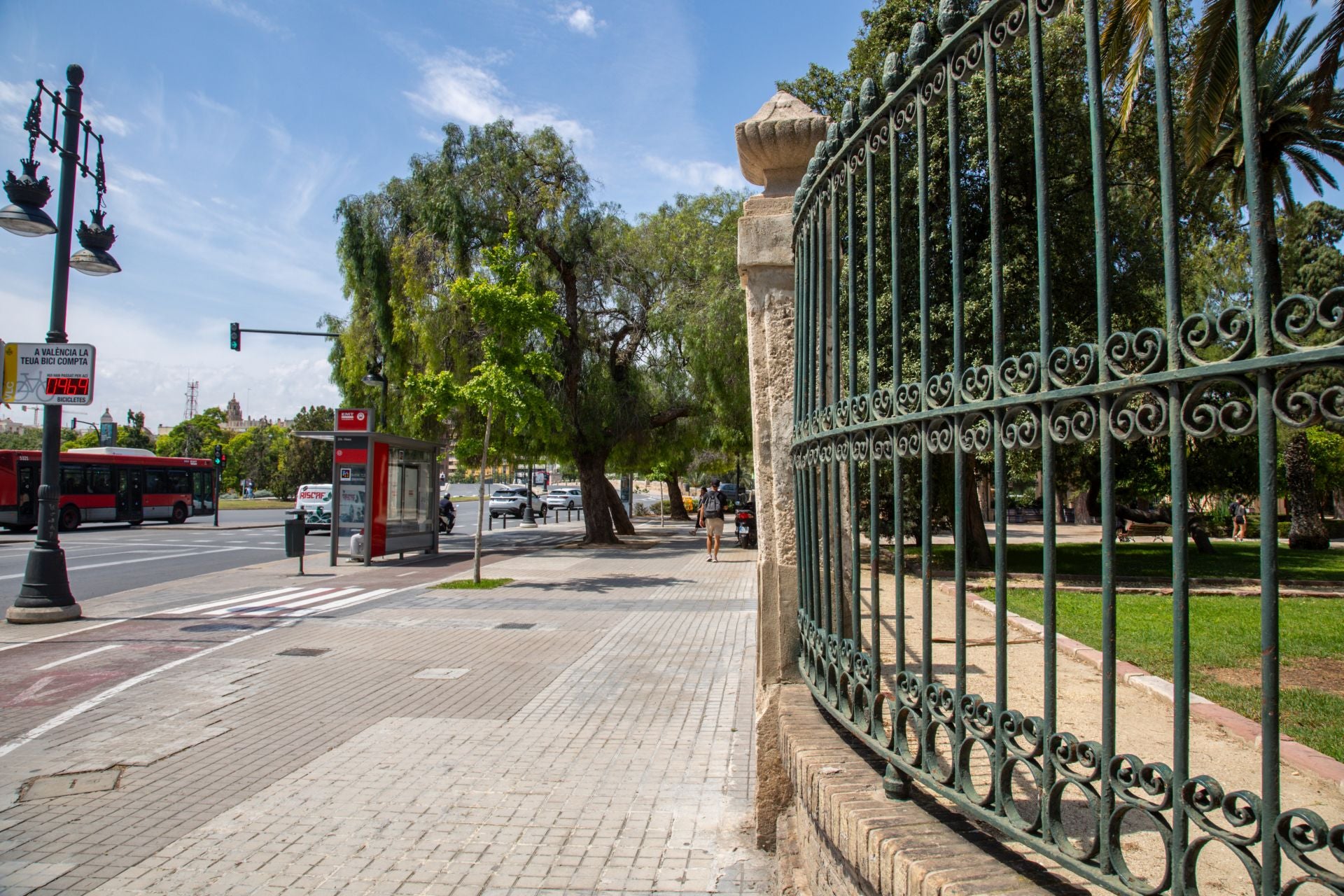 FOTOS | Dejadez y desperfectos en los jardines de Viveros de Valencia