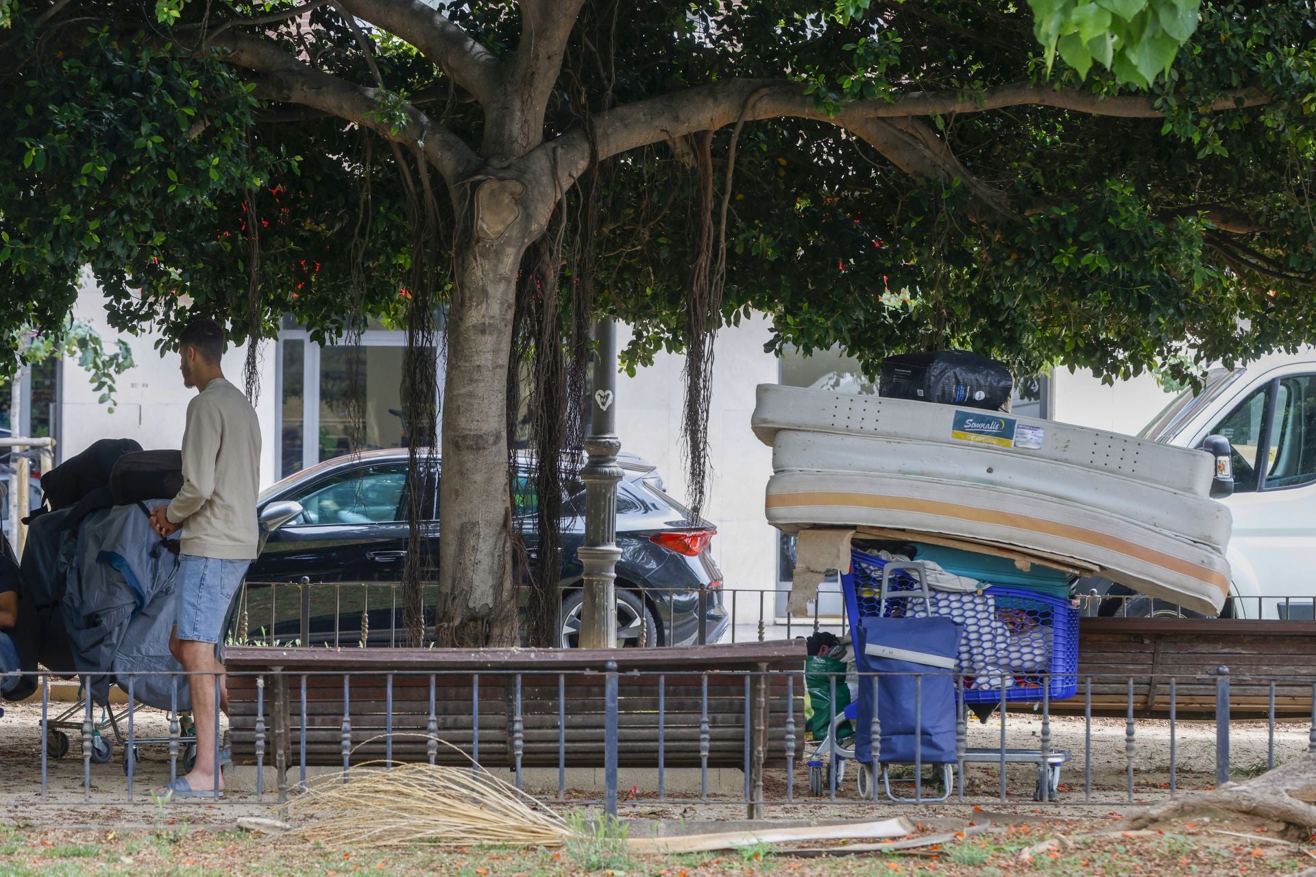 Vecinos del Parque Central denuncian venta de droga y peleas en la nave donde pernoctan personas sintecho