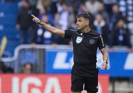 Gil Manzano hace una indicación en el Alavés-Valencia de este miércoles.