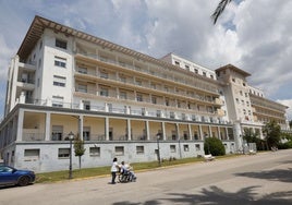 Fachada principal del hospital Doctor Moliner.