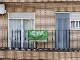 Pancarta en un balcón de Utiel.