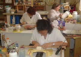 Empleadas del taller de La Muy Noble y Artística Cerámica de l'Alcora decorando piezas de cerámica en una imagen de archivo