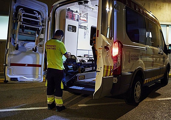 Un sanitario prepara el interior de la ambulancia.