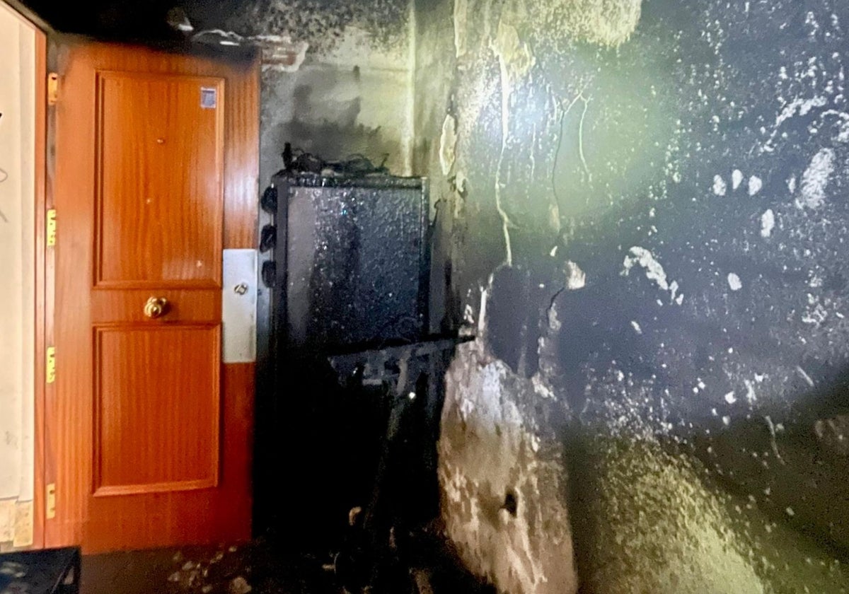 Interior de la vivienda calcinada.