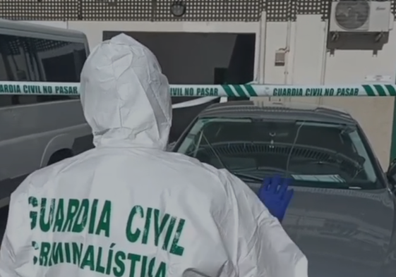 Un guardia civil del Servicio de Criminalística inspecciona el coche tiroteado el 27 de febrero de 2024 en El Saler.