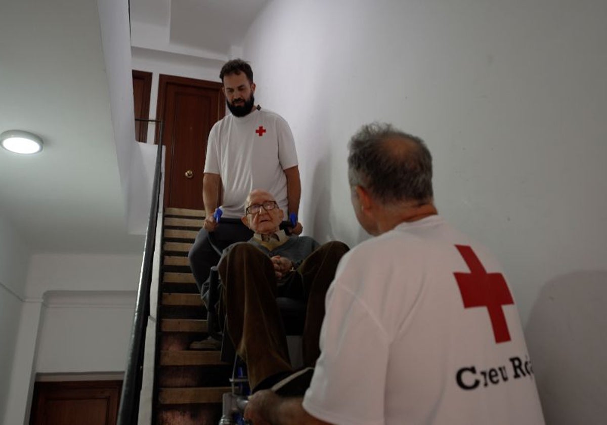Arturo Benlloch, ayudado por unos voluntarios de Cruz Roja.
