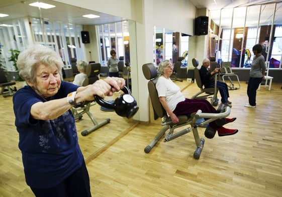 Ancianas nonagenarias hacen ejercicio en un gimnasio, en una imagen de archivo.