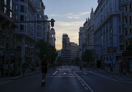 Fotografía de la Gran Vía sin luz durante el apagón masivo del sistema eléctrico en Madrid