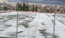 El campo de fútbol de l'Olleria con un manto blanco de granizo.