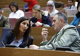 Gan Pampols habla con la consellera Merino en Les Corts.