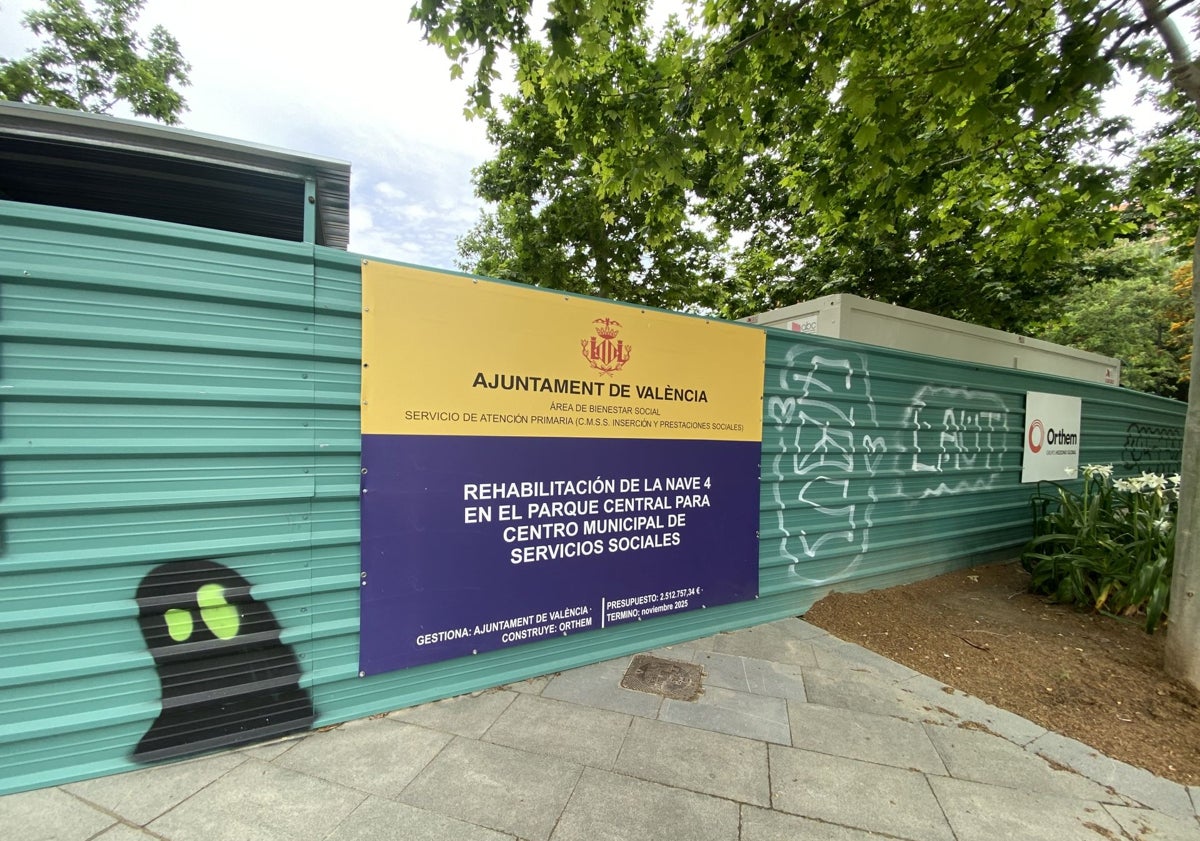 Imagen principal - Nave 4 del Parque Central en obras, donde abrirá un centro de servicios sociales y un centro de día para jóvenes.