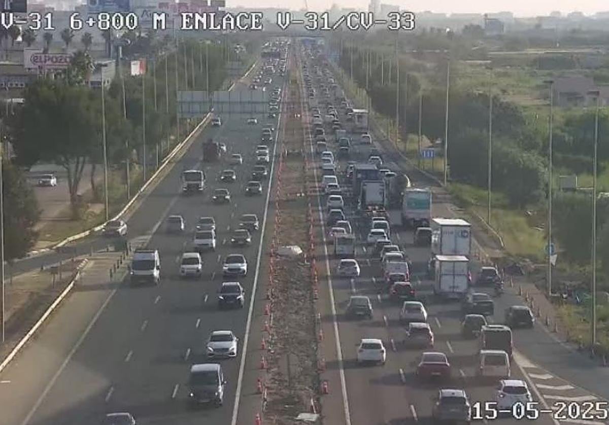 Atascos en la V-31 este jueves, 15 de mayo.