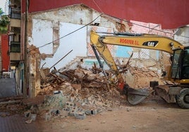 Obras de demolición del inmueble en el centro de Torrent.
