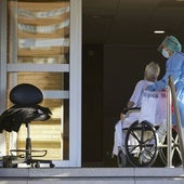 Una sanitaria y un paciente en la antigua Escuela de Enfermería de Valencia.