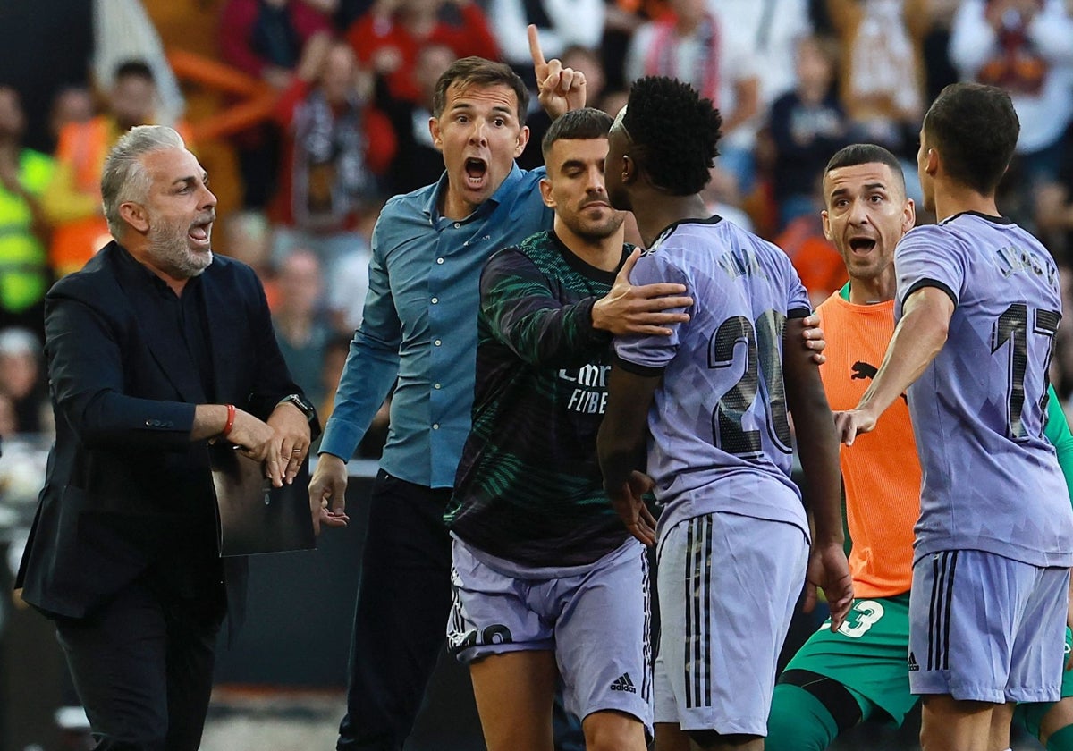 Carlos Marchena recrimina a Vinícius su actitud durante el partido entre el Valencia y el Real Madrid de mayo de 2023 en Mestalla.