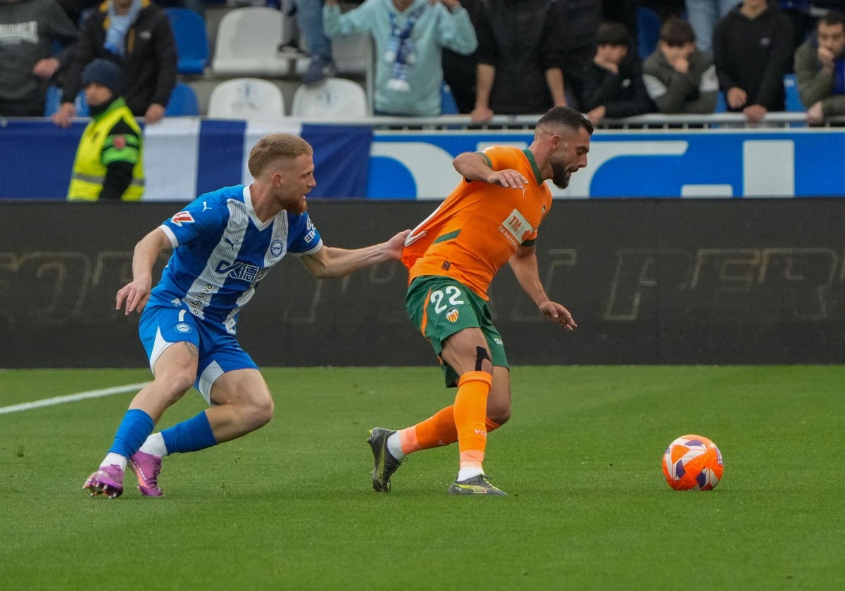 Carlos Vicente agarra de la camiseta a Luis Rioja durante el partido entre el Alavés y el Valencia.