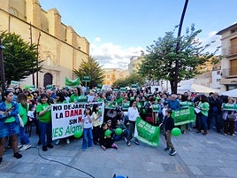 Vecinos de Utiel protestan en la plaza del Ayuntamiento.