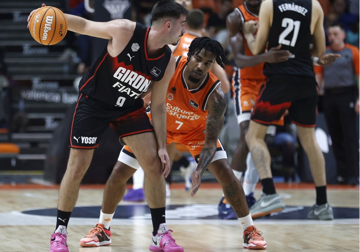 Jones defiende a Ferrando durante el partido de la primera vuelta en la Fonteta entre el Valencia Basket y el Girona.