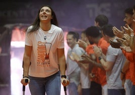 Raquel Carrera mira al cielo de la Fonteta durante la fiesta de la tercera Liga Femenina del Valencia Basket.
