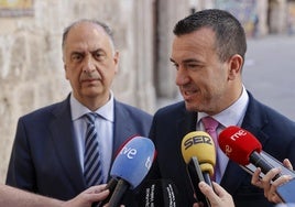 Vicent Mompó, a la derecha, junto al conseller Valderrama.