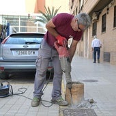 Un operario retira la base de una farola.
