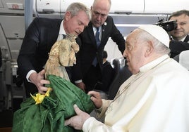 El Papa Francisco recibió una escultura de la parroquia como testimonio de la tragedia.