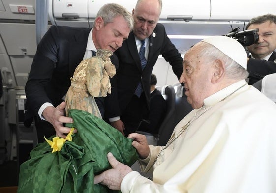 El Papa Francisco recibió una escultura de la parroquia como testimonio de la tragedia.